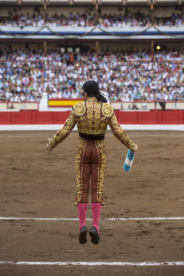 El fotoperiodista de El Diario Montañés Javier Cotera resume la Feria de Santiago en 25 imágenes que recorren los lances fundamentales de una corrida. Fotografías que descubren la tensión de los diestros antes de pisar el ruedo, la emoción del público ante una buena faena o la fuerza del toro sobre la arena antes de recibir la primera herida. 