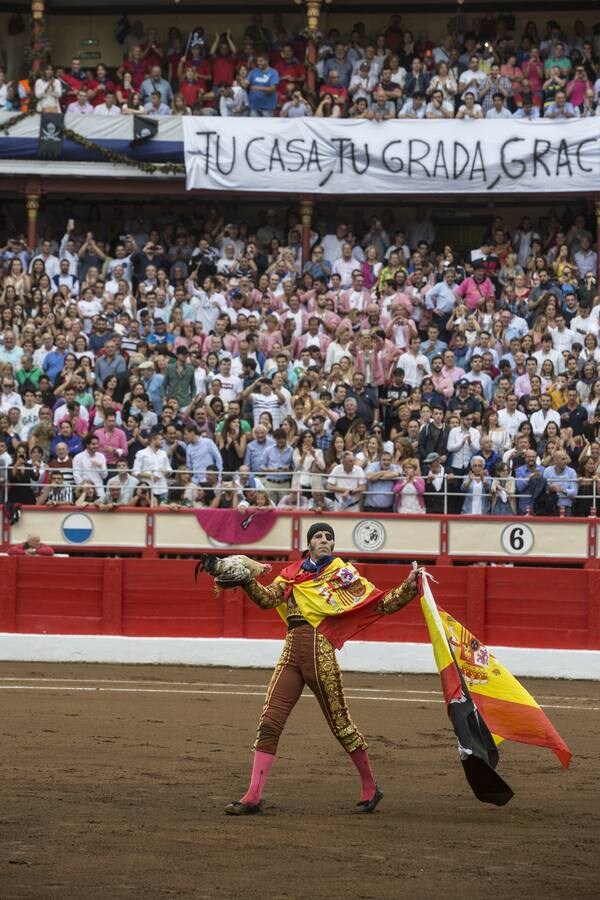 El fotoperiodista de El Diario Montañés Javier Cotera resume la Feria de Santiago en 25 imágenes que recorren los lances fundamentales de una corrida. Fotografías que descubren la tensión de los diestros antes de pisar el ruedo, la emoción del público ante una buena faena o la fuerza del toro sobre la arena antes de recibir la primera herida. 