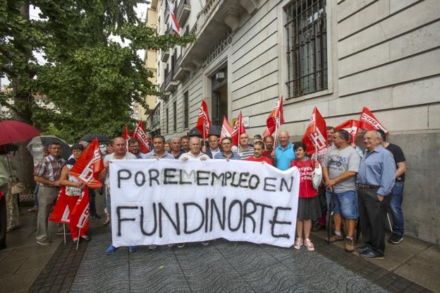 La plantilla de Fundinorte y algunos familiares se concentraron ayer junto a la Delegación del Gobierno en Cantabria. 