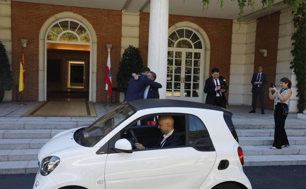 Sánchez abraza a Revilla al llegar esta mañana a la Moncloa.