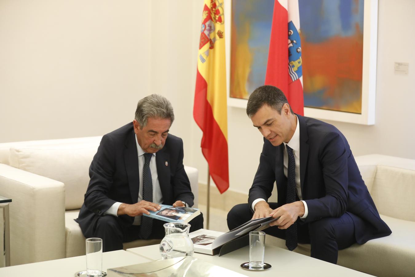 El presidente del gobierno Pedro Sánchez, durante su encuentro con el presidente de Cantabria, Miguel Ángel Revilla, esta mañana en el Palacio de La Moncloa en Madrid. 