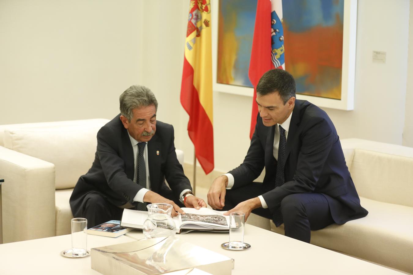 El presidente del gobierno Pedro Sánchez, durante su encuentro con el presidente de Cantabria, Miguel Ángel Revilla, esta mañana en el Palacio de La Moncloa en Madrid. 