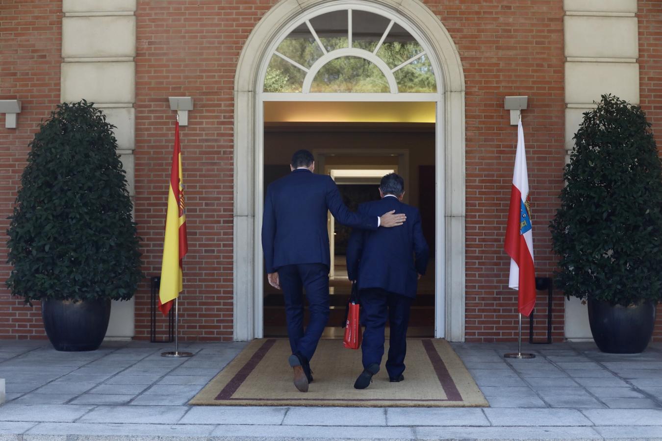 El presidente del gobierno Pedro Sánchez, durante su encuentro con el presidente de Cantabria, Miguel Ángel Revilla, esta mañana en el Palacio de La Moncloa en Madrid. 