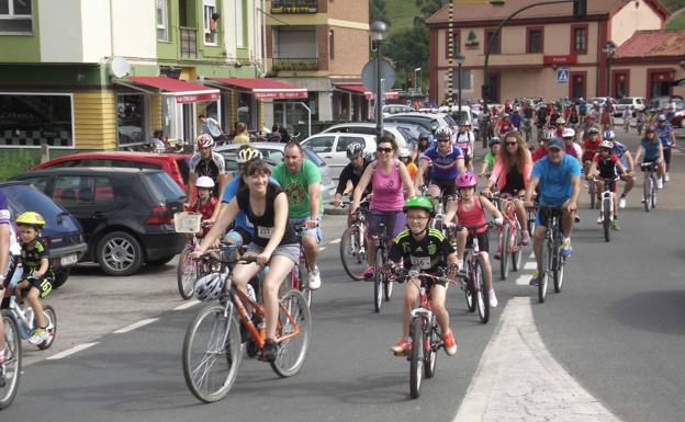 Ruta en bicicleta por ciudad.