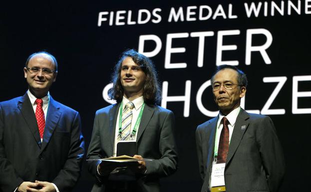 Fotografía cedida de la Agencia Brasil del profesor de la Universidad de Bonn en Alemania Peter Scholze (c) mientras recibe la medalla Fields durante la ceremonia de entrega. 