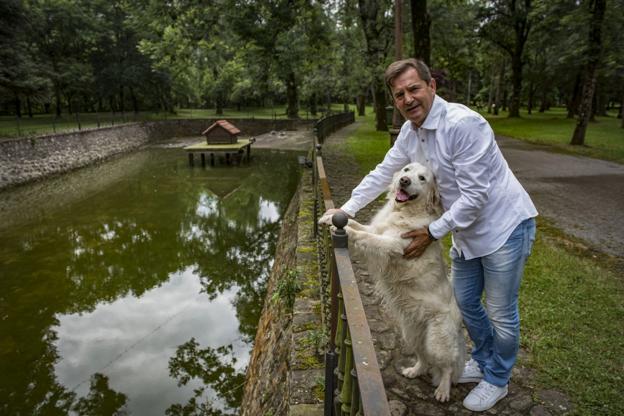 Raúl Ruiz salió a pasear con su perra Kira por el parque situado junto al balneario de Alceda. 