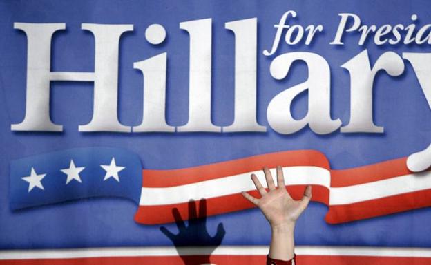 Una mano alzada ante un cartel de la campaña de Hillary Clinton en las elecciones primarias demócratas de Estados Unidos. 