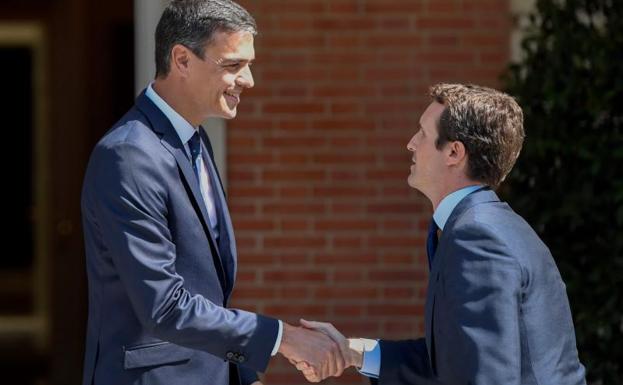 Pedro Sánchez recibe a Pablo Casado en La Moncloa.