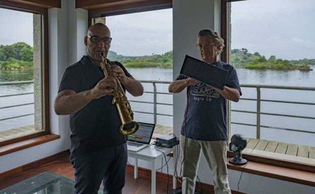 Iñigo Ibaibarriaga, con el saxofón, acompañará a los sonidos de la naturaleza grabados por Mikel Arce 