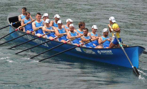 La trainera de Astillero, en plena regata.