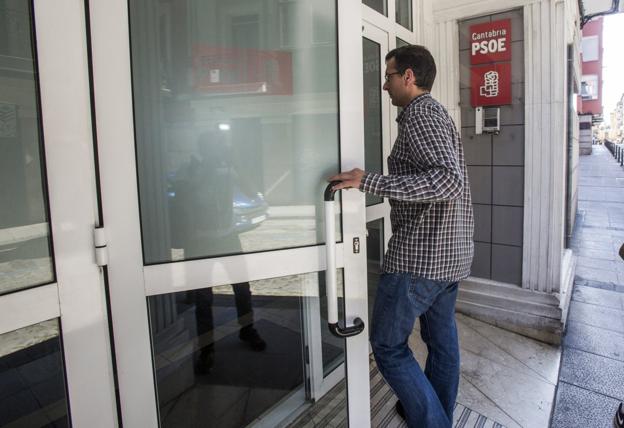 El alcalde de Laredo, Juan Ramón López Visitación, entrando en la sede del PSOE cántabro.