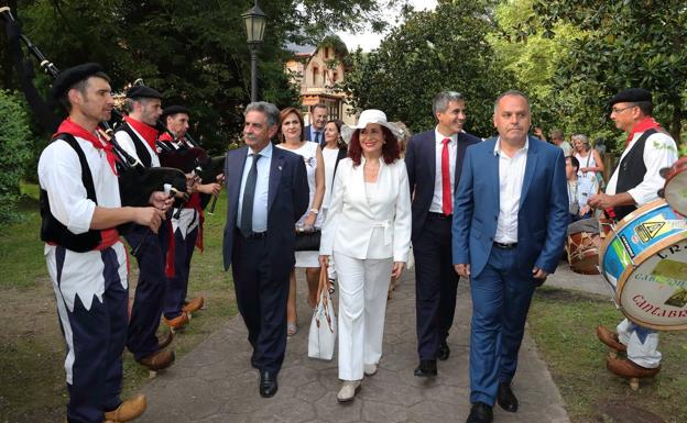 Miguel Ángel Revilla, Lidia Falcón, Pablo Zuloaga y Víctor Reinoso se dirigen al lugar donde se leyó el pregón.