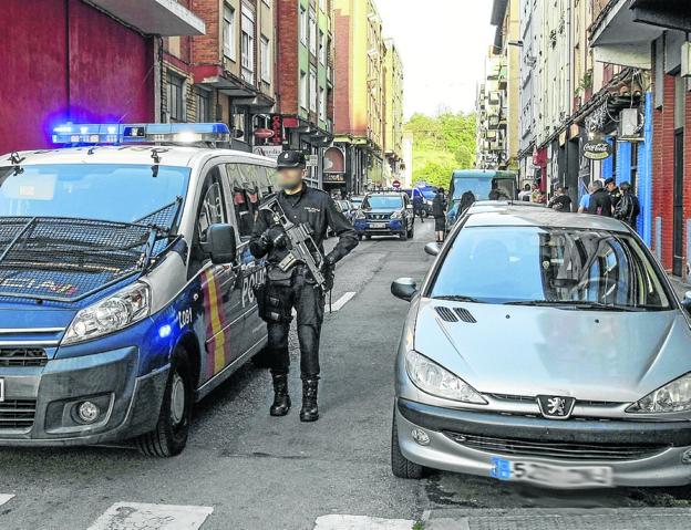 Una operación policial en Torrelavega terminó con una red de tráfico de drogas. :: Luis Palomeque