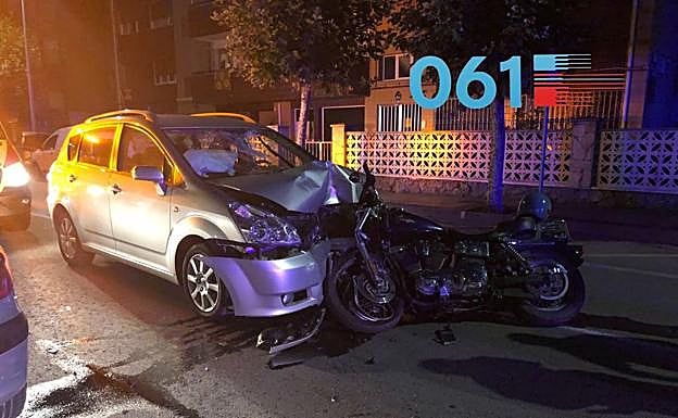 La moto y el turismo implicados, en el lugar del accidente.