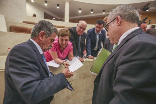 Revilla y Real hablan ante los consejeros Sota y Mañanes y el portavoz del PRC durante el Debate sobre el Estado de la región. 