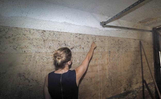 Isabel López observa el nivel que cogió el agua en su garaje de Renedo de Piélagos. Ha tenido que tirar todo a la basura.