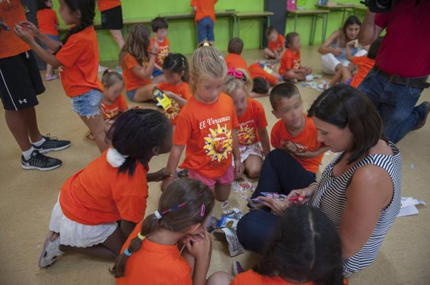 La alcaldesa, con varios de los niños de 'El Veranuco', en su visita de ayer al colegio José Arce Bodega.