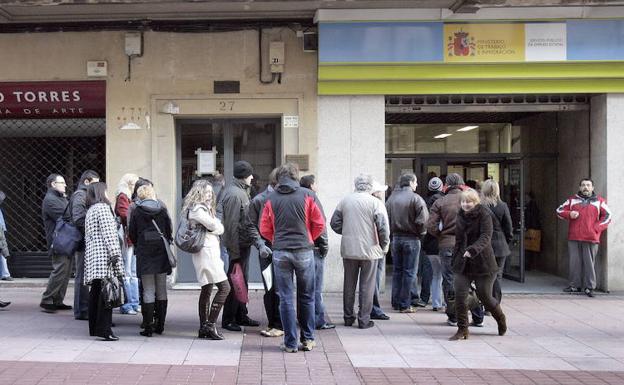 Casi cuatro de cada diez parados llevan más de dos años sin trabajo