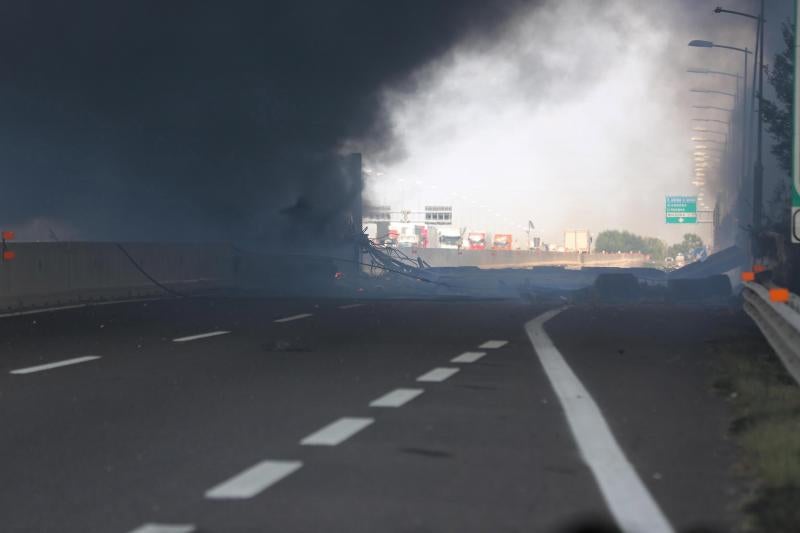 Fotos: La explosión del camión cisterna en Bolonia (Italia), en imágenes