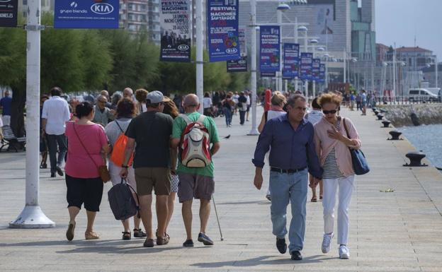 Aunque las temperaturas han descendido seis grados de ayer a hoy en Santander, sigue haciendo agradable, como se ve en la imagen, para pasear por Santander.