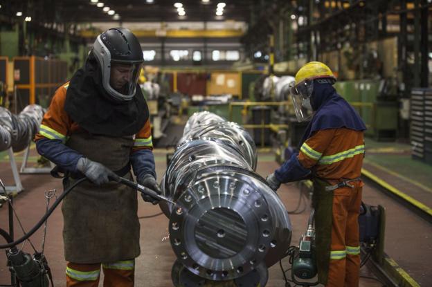 Trabajadores en el interior de la planta de Sidenor en Reinosa. 