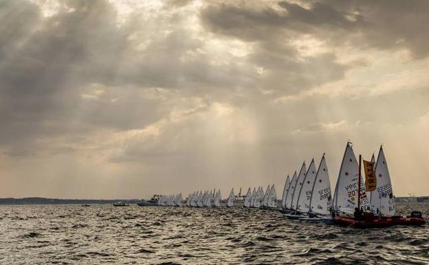 Barcos de la clase Láser Radial ayer en Aarhus. El tiempo sólo permitió regatear a algunas clases antes de una gran tormenta. 