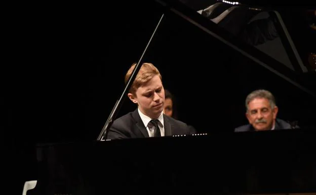 El pianista ucraniano, durante su breve interpretación, en la gala que cerraba el certamen santanderino. 