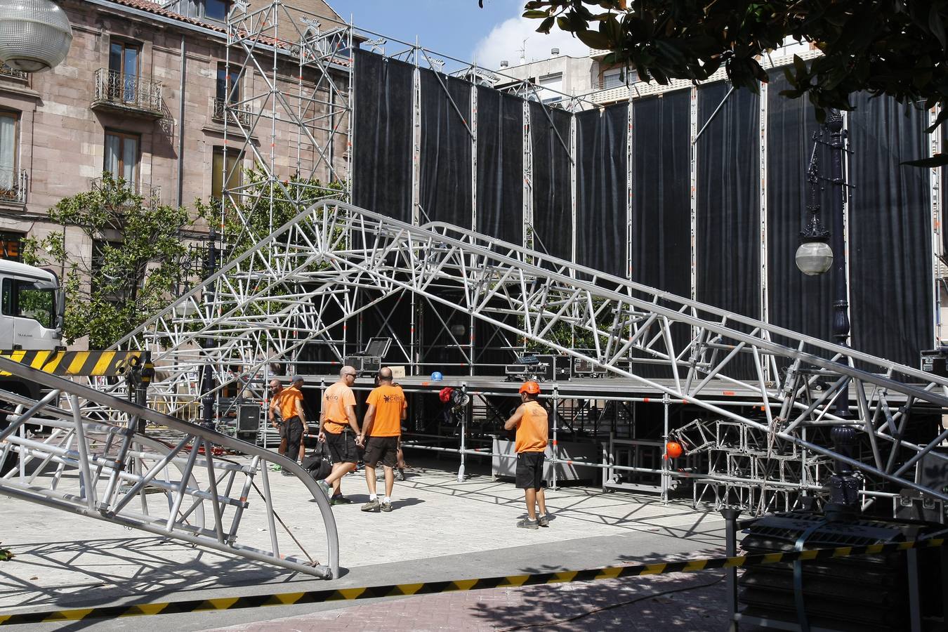 Fotos: Las fiestas de la &#039;Patrona&#039; van tomando forma en Torrelavega