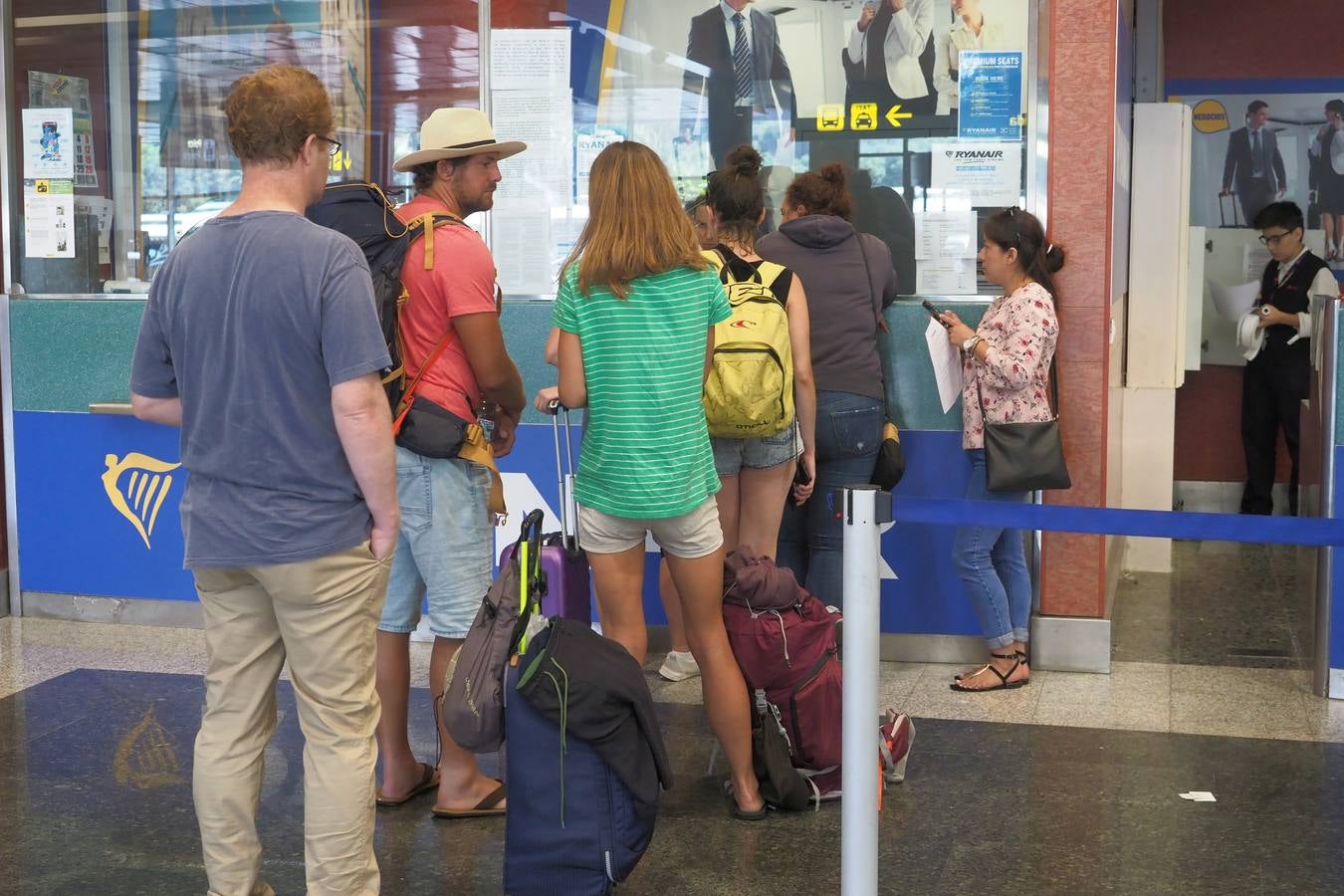 Pasajeros en la terminal de Parayas, este miércoles por la mañana.