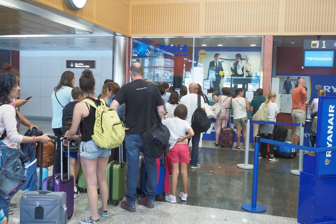 Pasajeros en la terminal de Parayas, este miércoles por la mañana.