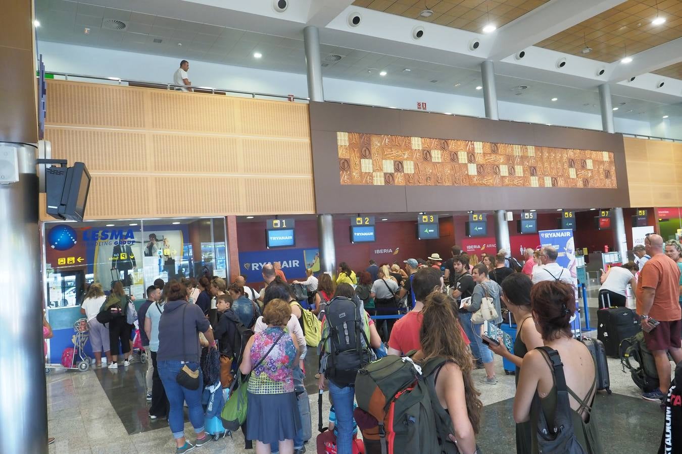 Pasajeros en la terminal de Parayas, este miércoles por la mañana.