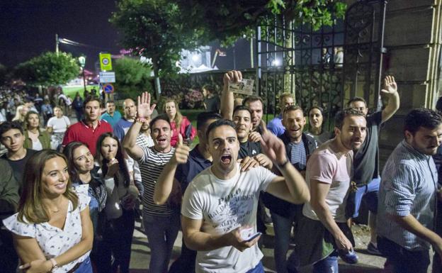 Asistentes al concierto del pasado 28 de julio abandonan La Campa de La Magdalena tras la suspensión del concierto de David Guetta.