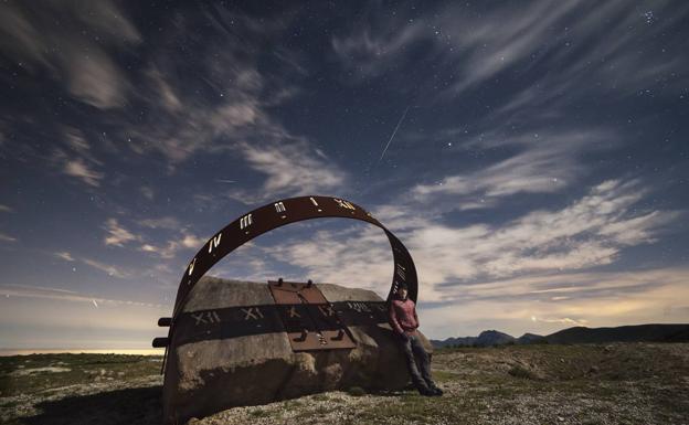 Foto tras una exposicición nocturna, en la localidad de Valdeolea, durante la lluvia de perseidas.