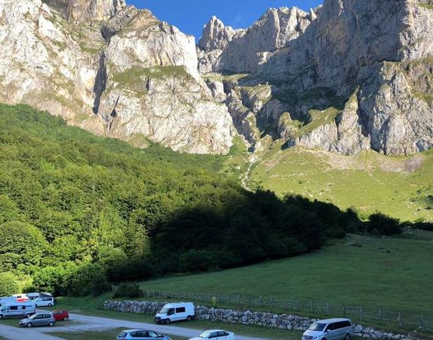 El aparcamiento de Fuente Dé este jueves por la mañana, con el cielo totalmente despejado y no con lluvia, como decían las previsiones meteorológicas