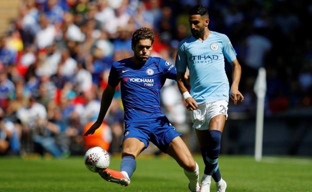 Marcos Alonso, del Chelsea, ante Mahrez, la rutilante incorporación del Manchester City. 