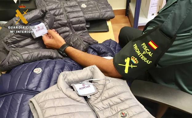 Algunas de los chalecos y cazadoras que imitan a las de la marca Moncler, cuyos originales valen cerca de 1.000 euros.