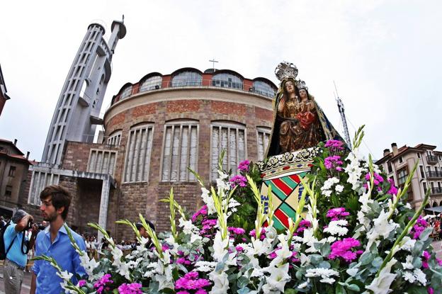 Bella imagen de la Virgen Grande, con su Santuario de fondo, que se repetirá el martes 14, si la lluvia no lo impide. 