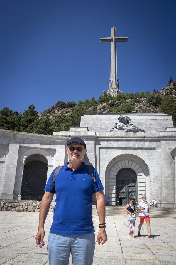 Imagen secundaria 1 - La explanada que antecede a la basílica está poblada estos días de curiosos desde que el Gobierno anunció la próxima exhumación de Franco.