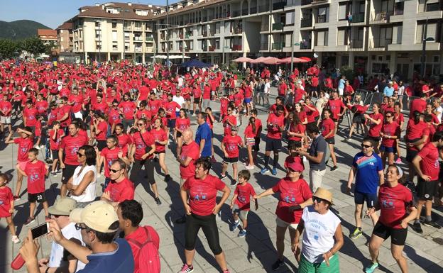 Todos los participantes vistieron la camiseta roja de la carrera. 