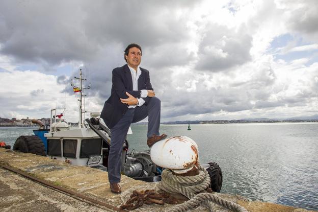 El presidente de la Autoridad Portuaria de Santander, Jaime González, apoyado en un noray en uno de los muelles.