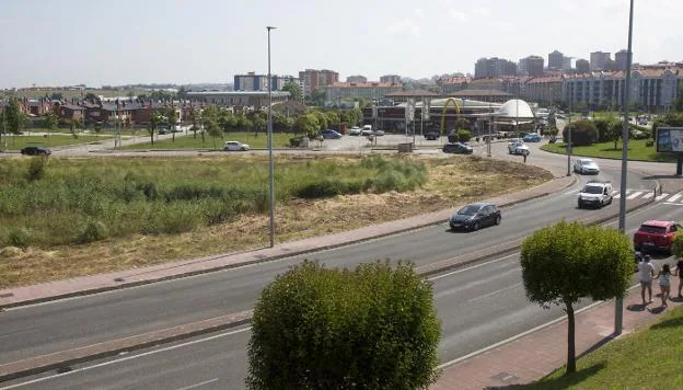 A la izquierda de la imagen, terreno donde se va a construir la nueva gasolinera de Santander.