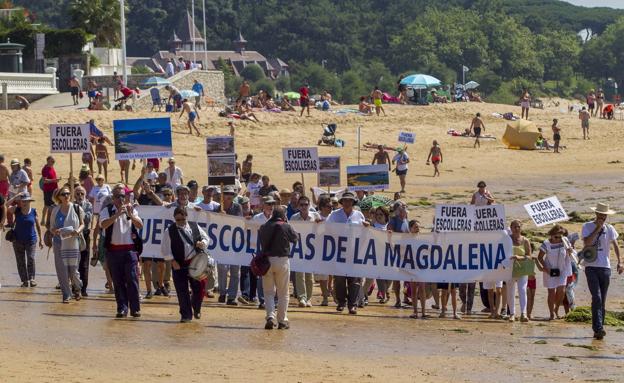 'Pasaplayas' contra los espigones de La Magdalena