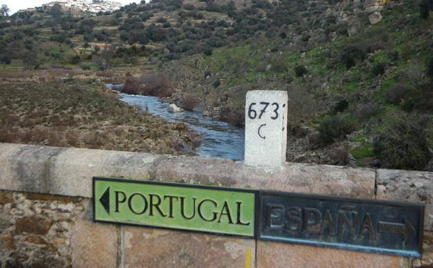 Línea fronteriza entre España y Portugal sobre el río Tajo.