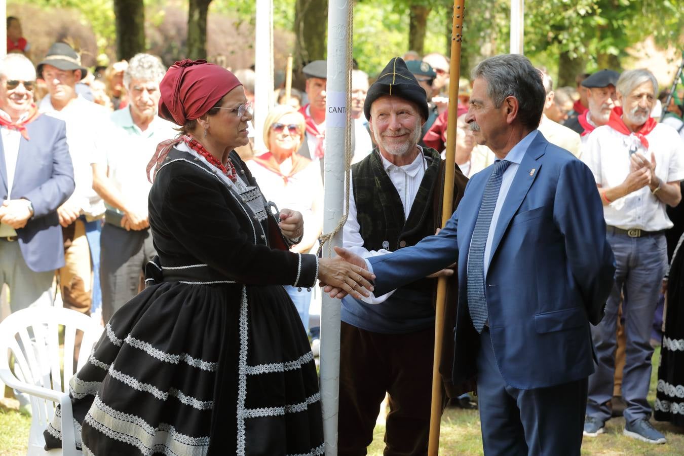 Miles de cántabros celebran el día de la comunidad autónoma en Cabezón de la Sal.