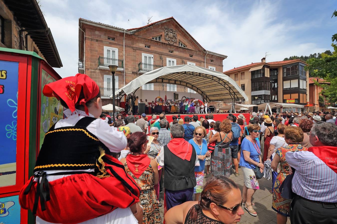 Miles de cántabros celebran el día de la comunidad autónoma en Cabezón de la Sal.