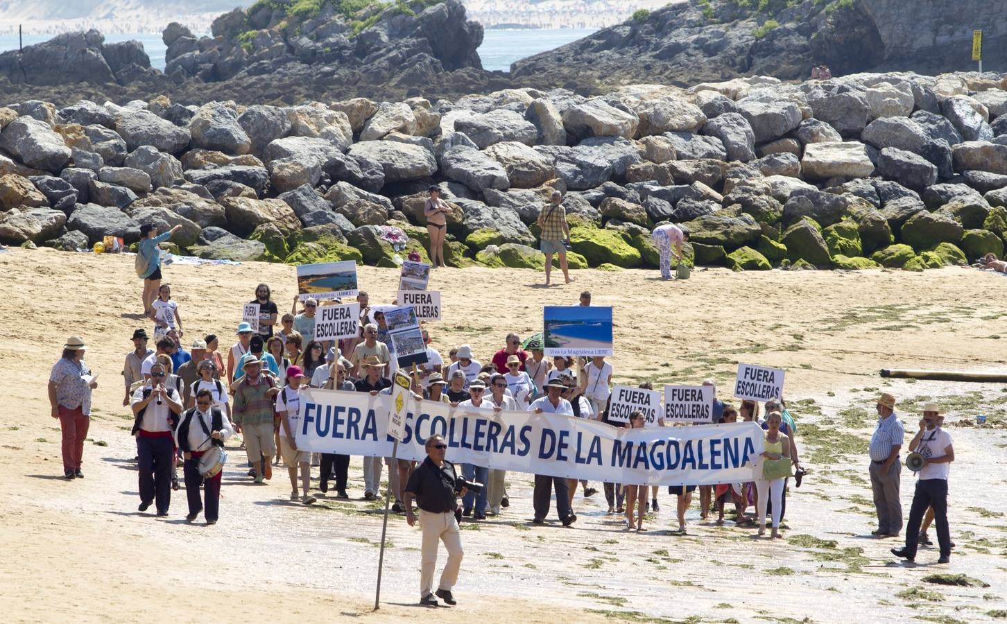 La plataforma ciudadana 'Salvar La Magdalena' ha celebrado hoy una nueva concentración para pedir la retirada de las escolleras que se están ejecutando en el arenal. El acto se ha celebrado en el Balneario de la Magdalena a las 12.30 horas y, además de la concentración en sí, ha incluido un 'pasaplayas'. Los manifestantes han aprovechado la bajamar para realizar un paseo por la orilla encabezado por un pito y tamboril con globos, pancartas y camisetas reivindicativas.