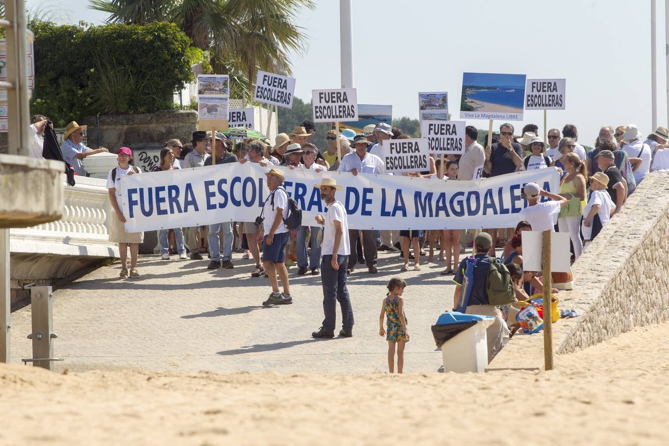 La plataforma ciudadana 'Salvar La Magdalena' ha celebrado hoy una nueva concentración para pedir la retirada de las escolleras que se están ejecutando en el arenal. El acto se ha celebrado en el Balneario de la Magdalena a las 12.30 horas y, además de la concentración en sí, ha incluido un 'pasaplayas'. Los manifestantes han aprovechado la bajamar para realizar un paseo por la orilla encabezado por un pito y tamboril con globos, pancartas y camisetas reivindicativas.