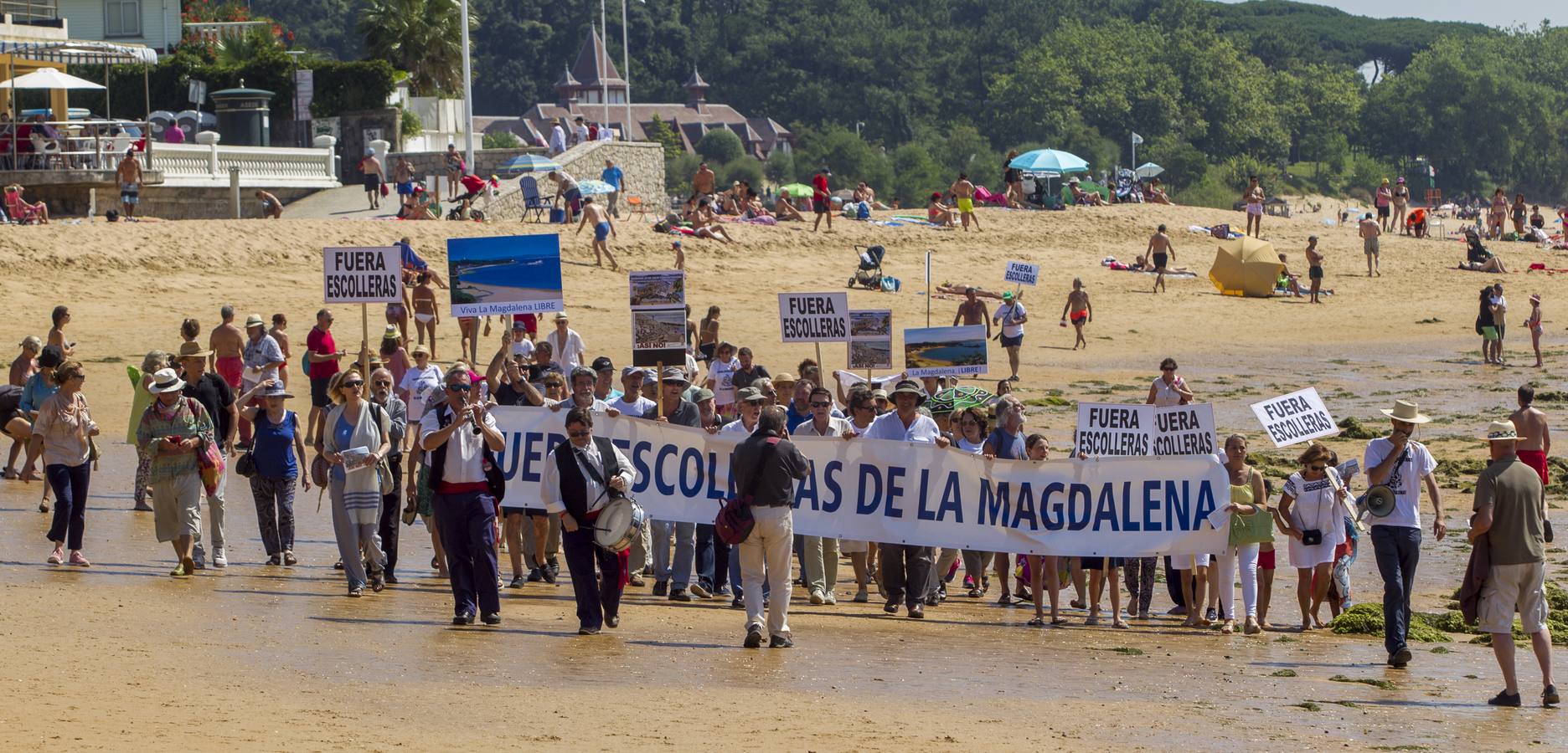 La plataforma ciudadana 'Salvar La Magdalena' ha celebrado hoy una nueva concentración para pedir la retirada de las escolleras que se están ejecutando en el arenal. El acto se ha celebrado en el Balneario de la Magdalena a las 12.30 horas y, además de la concentración en sí, ha incluido un 'pasaplayas'. Los manifestantes han aprovechado la bajamar para realizar un paseo por la orilla encabezado por un pito y tamboril con globos, pancartas y camisetas reivindicativas.