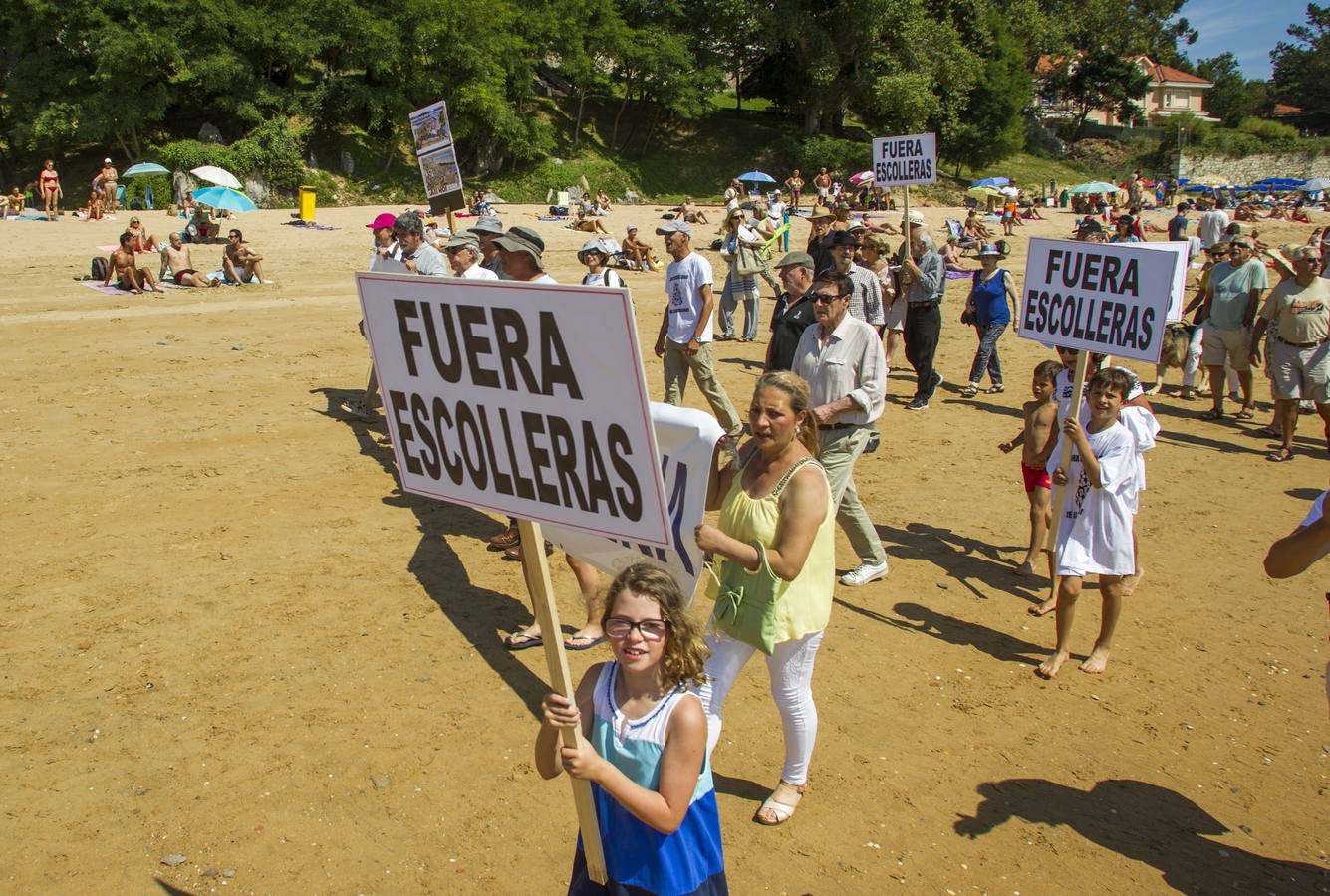 La plataforma ciudadana 'Salvar La Magdalena' ha celebrado hoy una nueva concentración para pedir la retirada de las escolleras que se están ejecutando en el arenal. El acto se ha celebrado en el Balneario de la Magdalena a las 12.30 horas y, además de la concentración en sí, ha incluido un 'pasaplayas'. Los manifestantes han aprovechado la bajamar para realizar un paseo por la orilla encabezado por un pito y tamboril con globos, pancartas y camisetas reivindicativas.