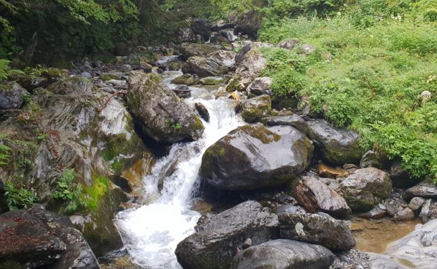 Imagen principal - A zancadas para cruzar los Pirineos